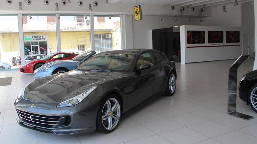 Ferrari in panne Nainggolan la cambia a Prato