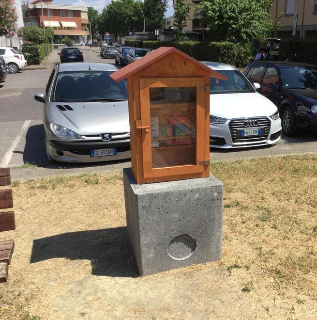 Vandali danneggiano la mini-biblioteca della scuola d’infanzia