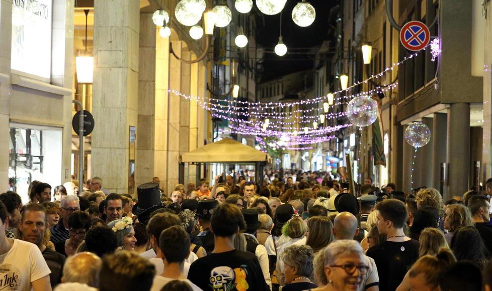 La Notte bianca non tradisce e porta in centro 30mila persone 