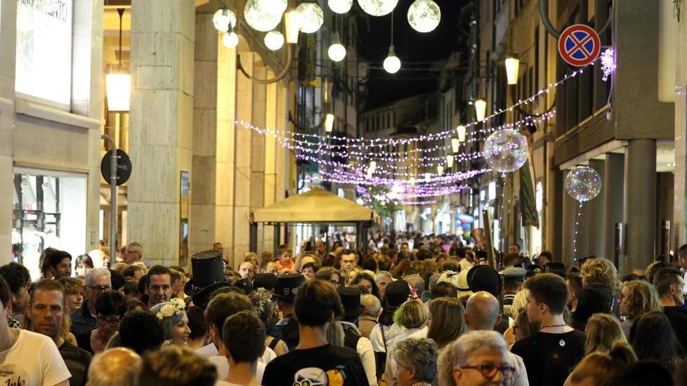 La Notte bianca non tradisce e porta in centro 30mila persone