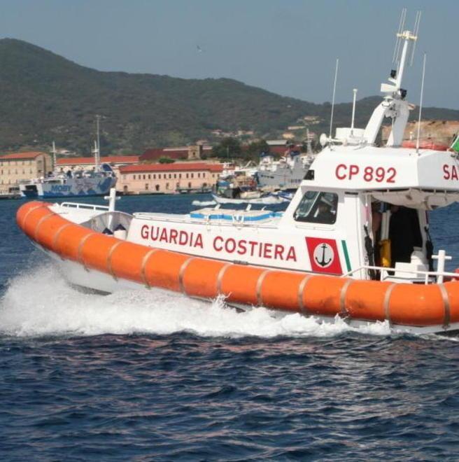 Spiagge “apparecchiate”, blitz a Porto Azzurro della guardia costiera 