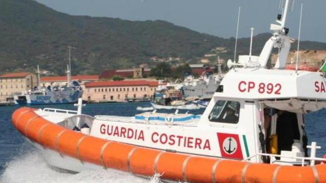 Spiagge “apparecchiate”, blitz a Porto Azzurro della guardia costiera