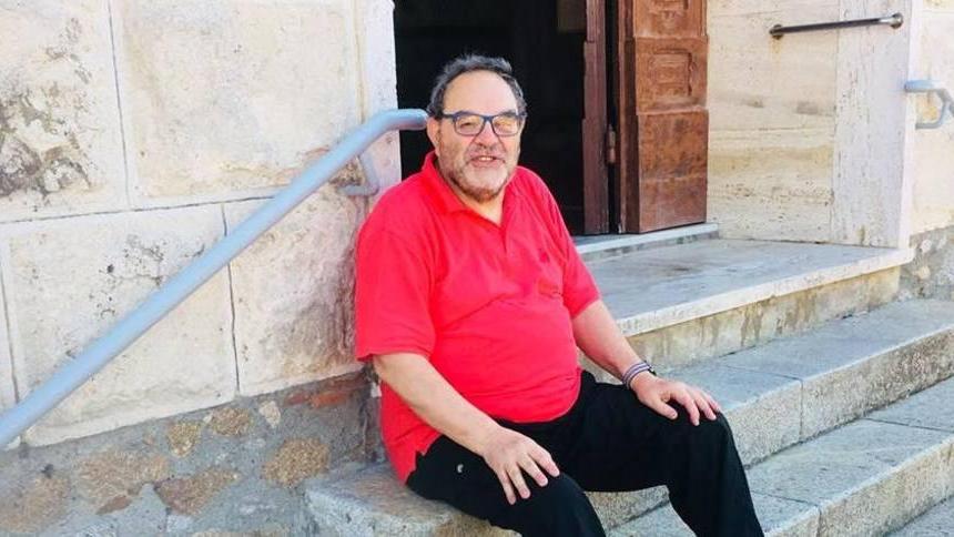Don Lorenzo il parroco isolano ha la t-shirt rossa