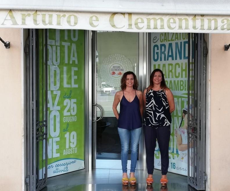 Chiude il negozio che ha messo le scarpe a generazioni di bimbi 
