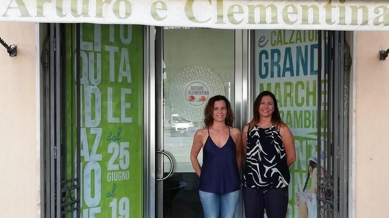 Chiude il negozio che ha messo le scarpe a generazioni di bimbi