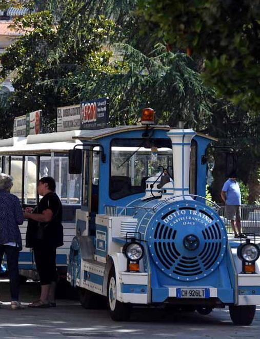 Sul trenino turistico fra scorci suggestivi e tappe troppo brevi 
