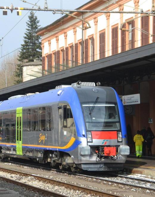 Un fulmine manda ko la ferrovia Lucca-Aulla Ritardi e bus sostitutivi