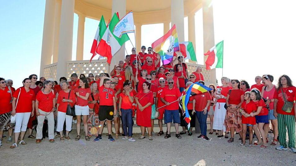 Una maglietta rossa contro «l’emorragia di umanità»