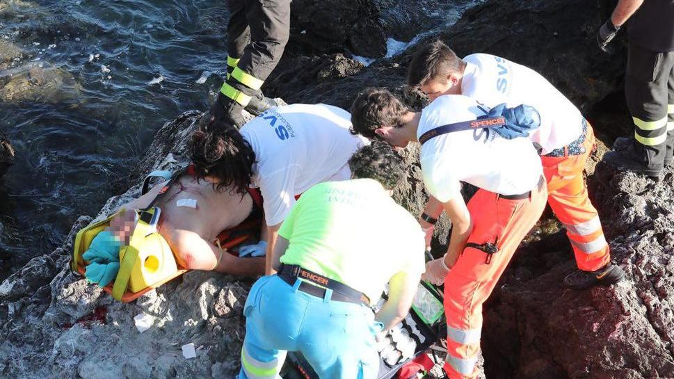 Scivola sugli scogli ad Antignano ferito 77enne