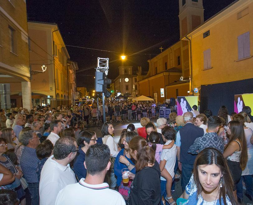 Il centro si illumina con la notte bianca Arrivano in migliaia 