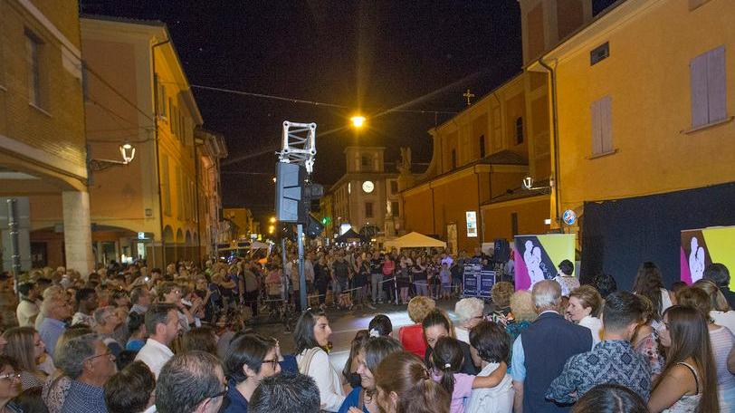 Il centro si illumina con la notte bianca Arrivano in migliaia