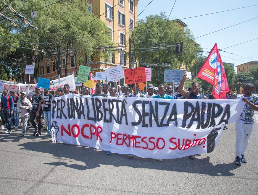 Stranieri in corteo «Non aprite il Cpr dateci i permessi per poter lavorare» 