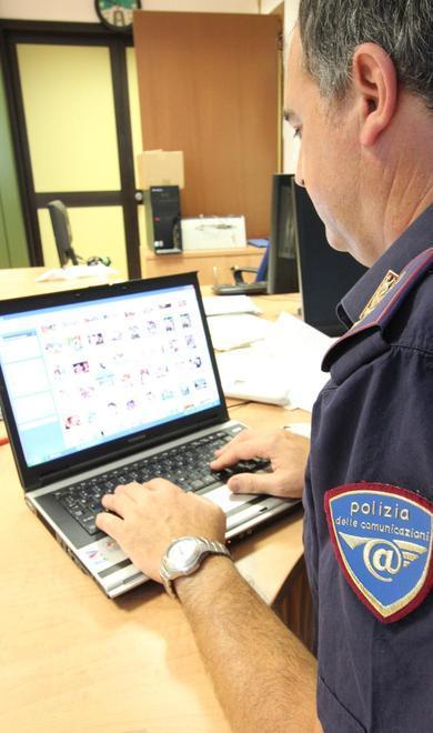 Teneva e scambiava centinaia di migliaia di foto e filmati pedopornografici 