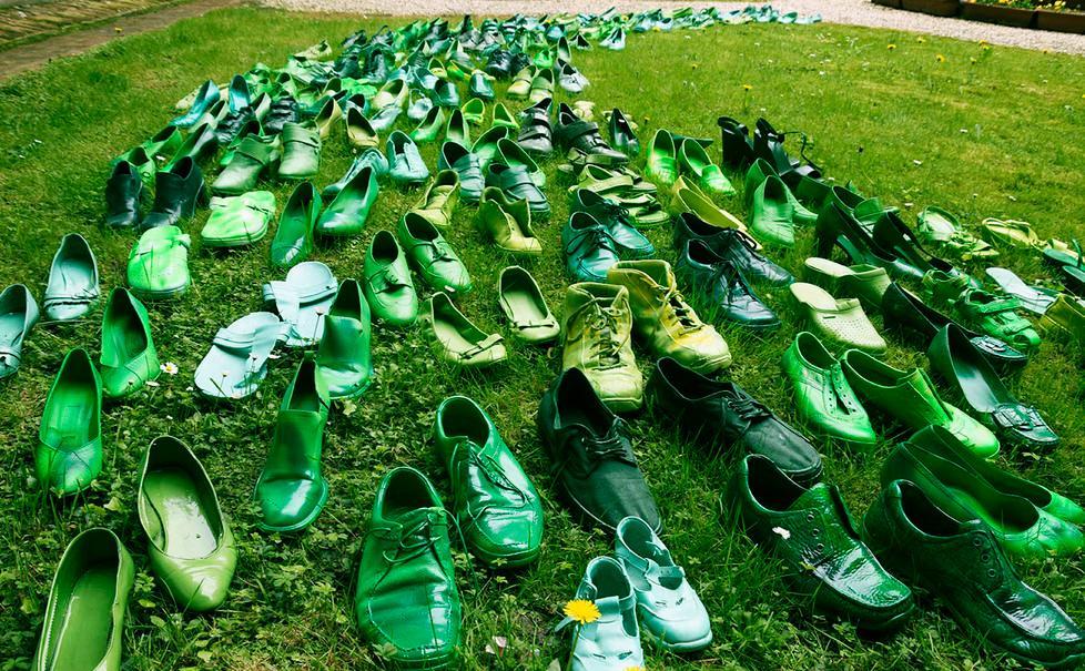 Le scarpe usate come messaggio Un simbolo in difesa del pianeta 