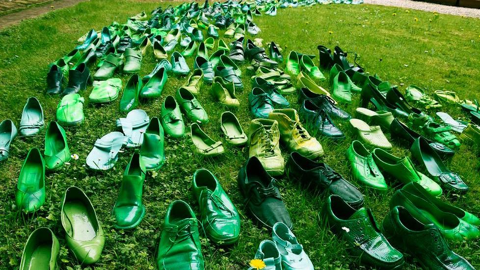 Le scarpe usate come messaggio Un simbolo in difesa del pianeta