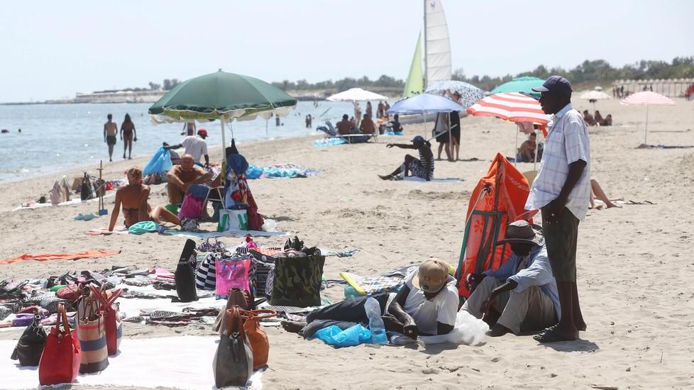 L’effetto divisa funziona Meno abusivi in spiaggia Ma c’è chi li rimpiange