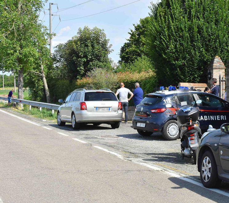 Bibbiano, scivola nel fossato batte la testa sui sassi e muore 