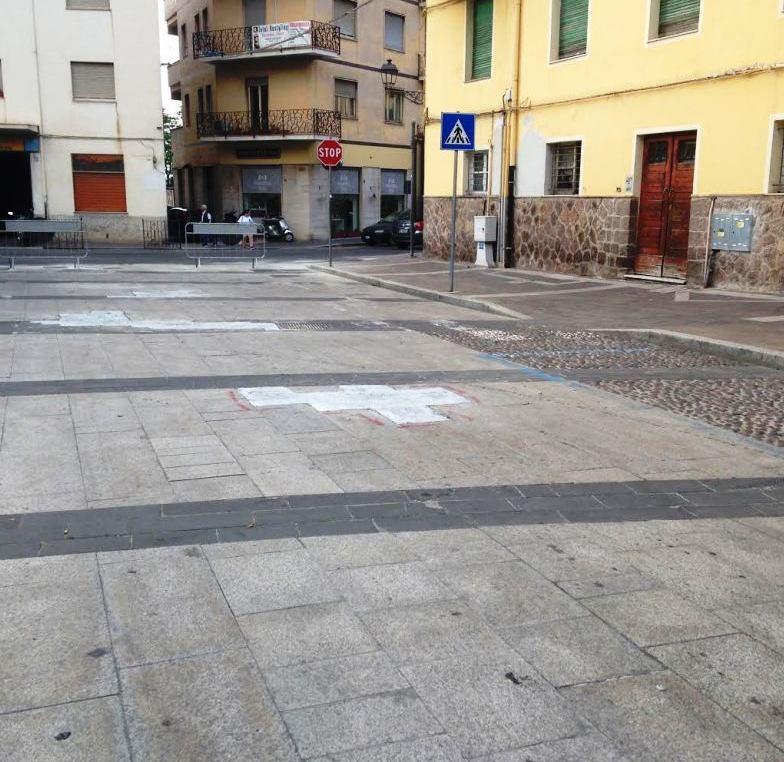 Rattoppo in piazza Garibaldi sul lastricato che sprofonda