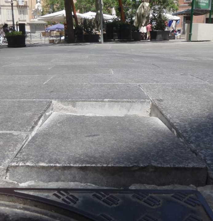 Sprofonda un lastrone in piazza Tola