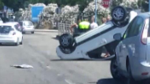 Incidente sul ponte, auto all’insù