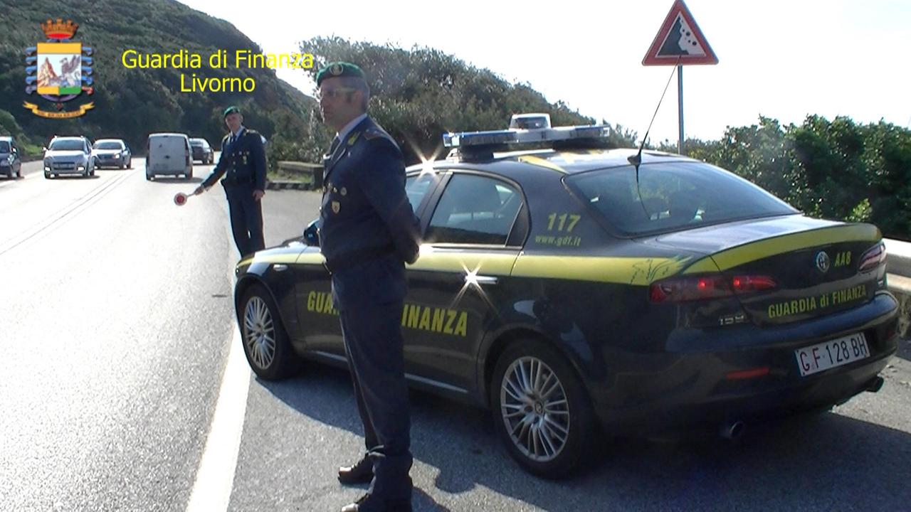Evasione fiscale: denunciato broker e sua mamma. Maxi sequestro
