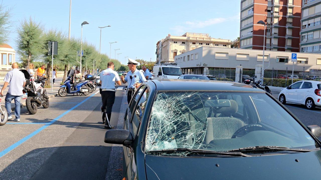 Travolti da un'auto sul viale Italia: uno muore all'ospedale, l'altro è gravissimo - Video