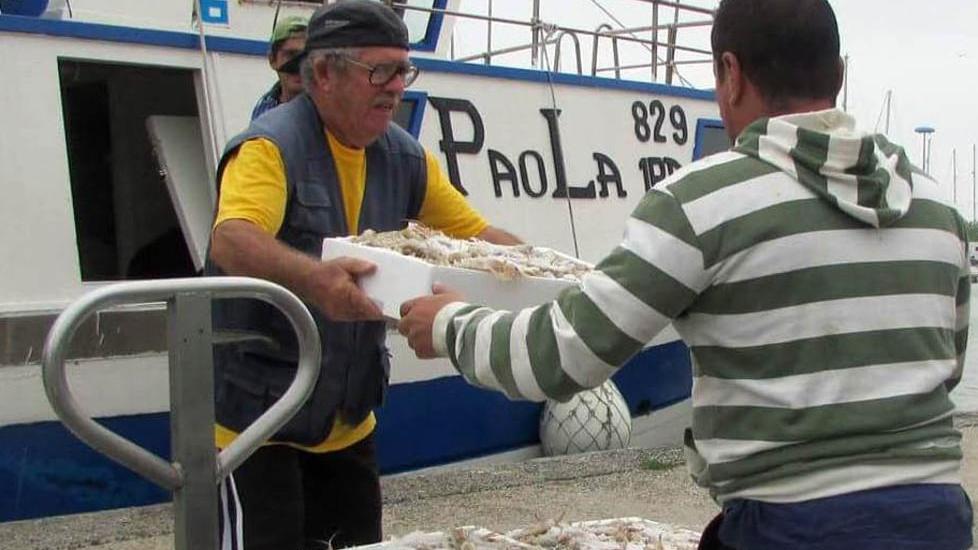 Via i rifiuti dal molo e arrivano le bancarelle