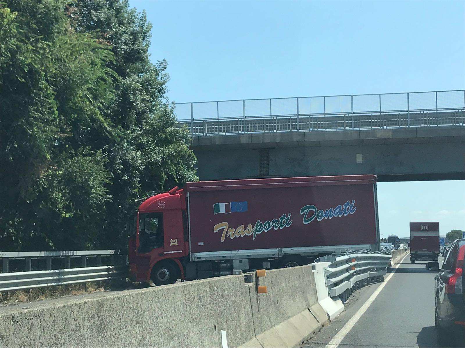 Camion si blocca sulla Fi-Pi-Li: traffico in tilt 
