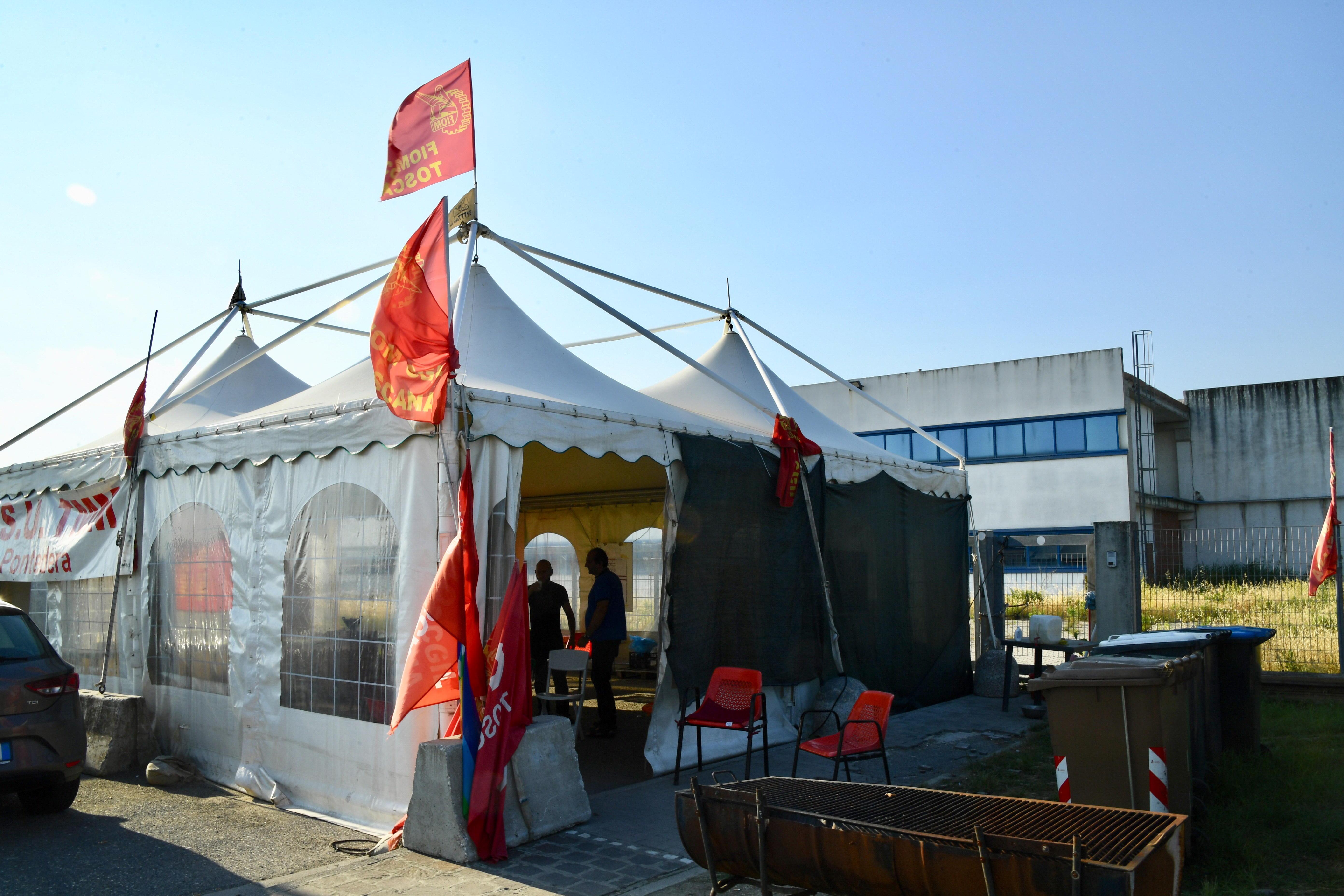 Il presidio dei lavoratori Tmm a Pontedera (Foto Franco Silvi)