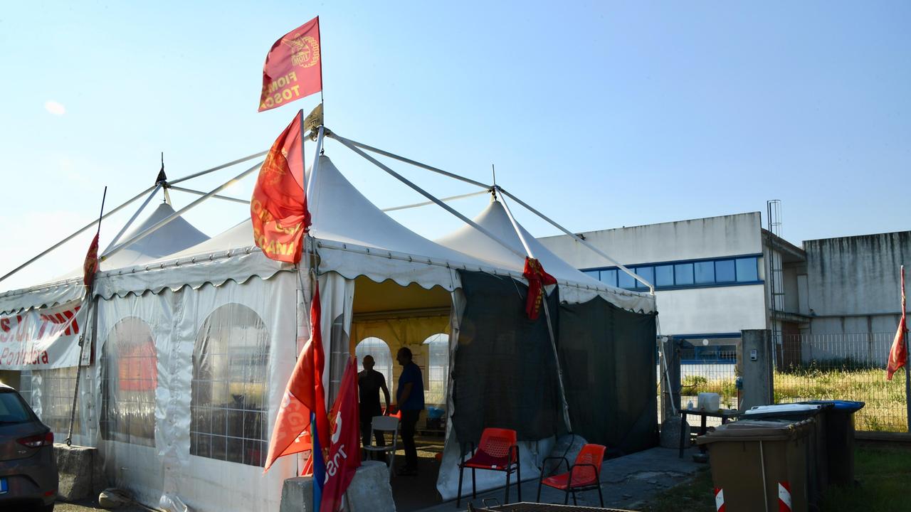 Il presidio dei lavoratori Tmm a Pontedera (Foto Franco Silvi)