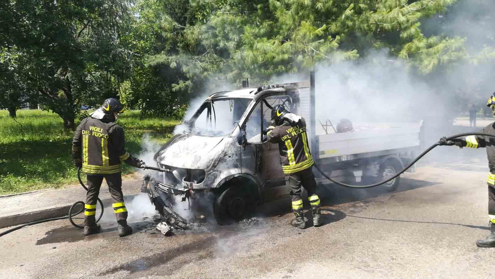 Va a fuoco il furgone, si salva appena in tempo