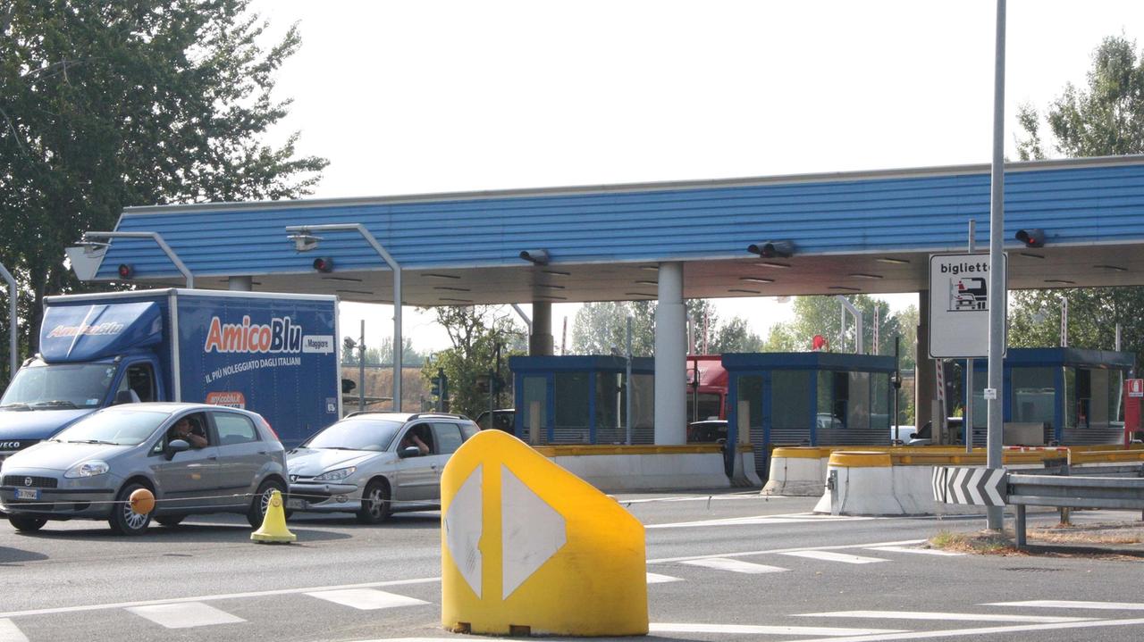 Bus con a bordo quaranta persone perde una gomma sull’autostrada
