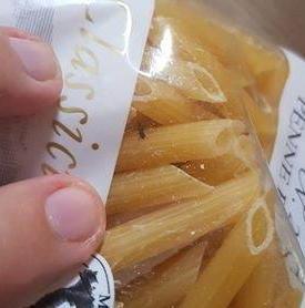Uno dei pacchi di pasta con un insetto dentro