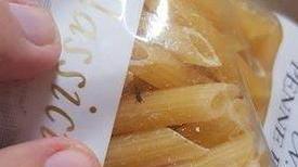 Uno dei pacchi di pasta con un insetto dentro