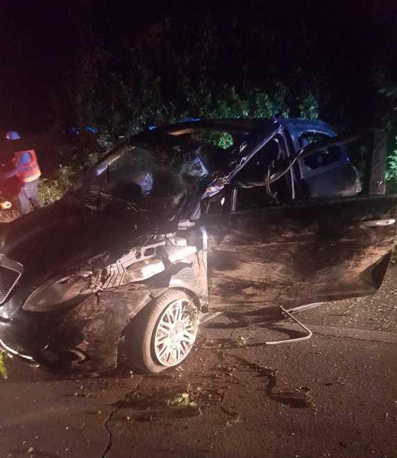 Grave nell’auto finita fuori strada e ribaltata più volte nei campi