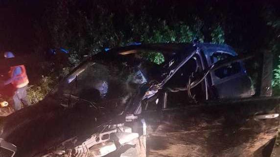 Grave nell’auto finita fuori strada e ribaltata più volte nei campi