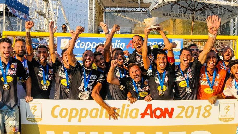 L'esultanza dei giocatori del Catania per la vittoria della Coppa Italia (foto Lnd)