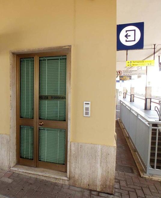 Chiusa anche la biglietteria È una stazione fantasma 