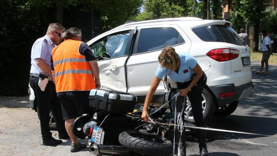 Trentenne grave dopo lo schianto in moto