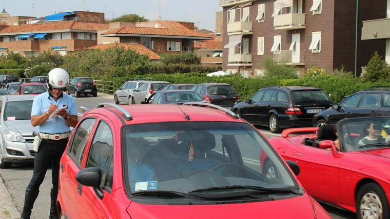Vigili urbani contro la sosta selvaggia