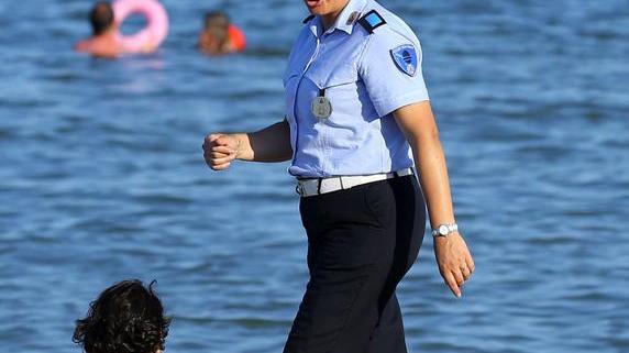 Volontari sulle spiagge per contrastare il commercio abusivo