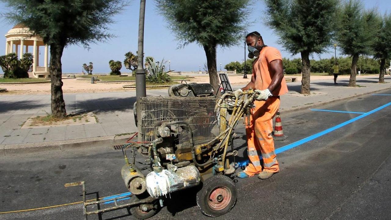 La realizzazione degli stalli blu sul viale Italia (Marzi Pentafoto)