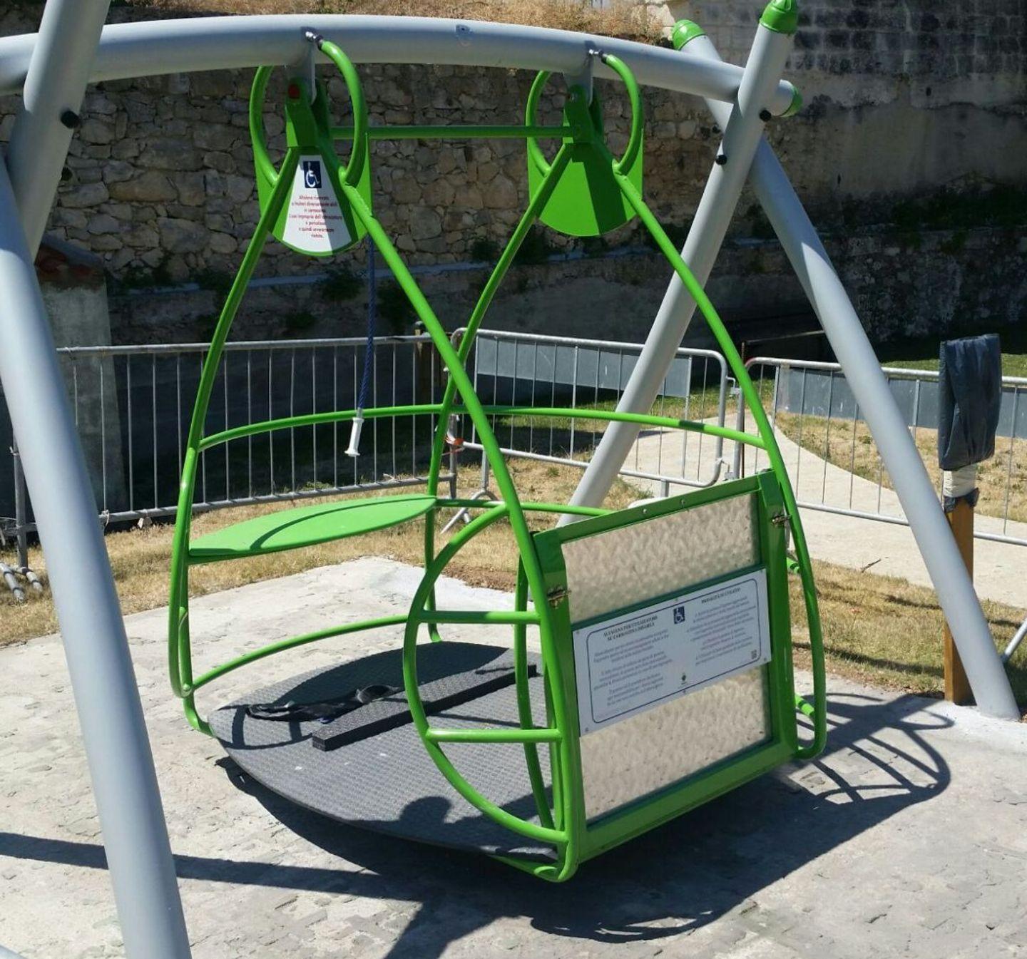 Usini inaugura la nuova altalena inclusiva