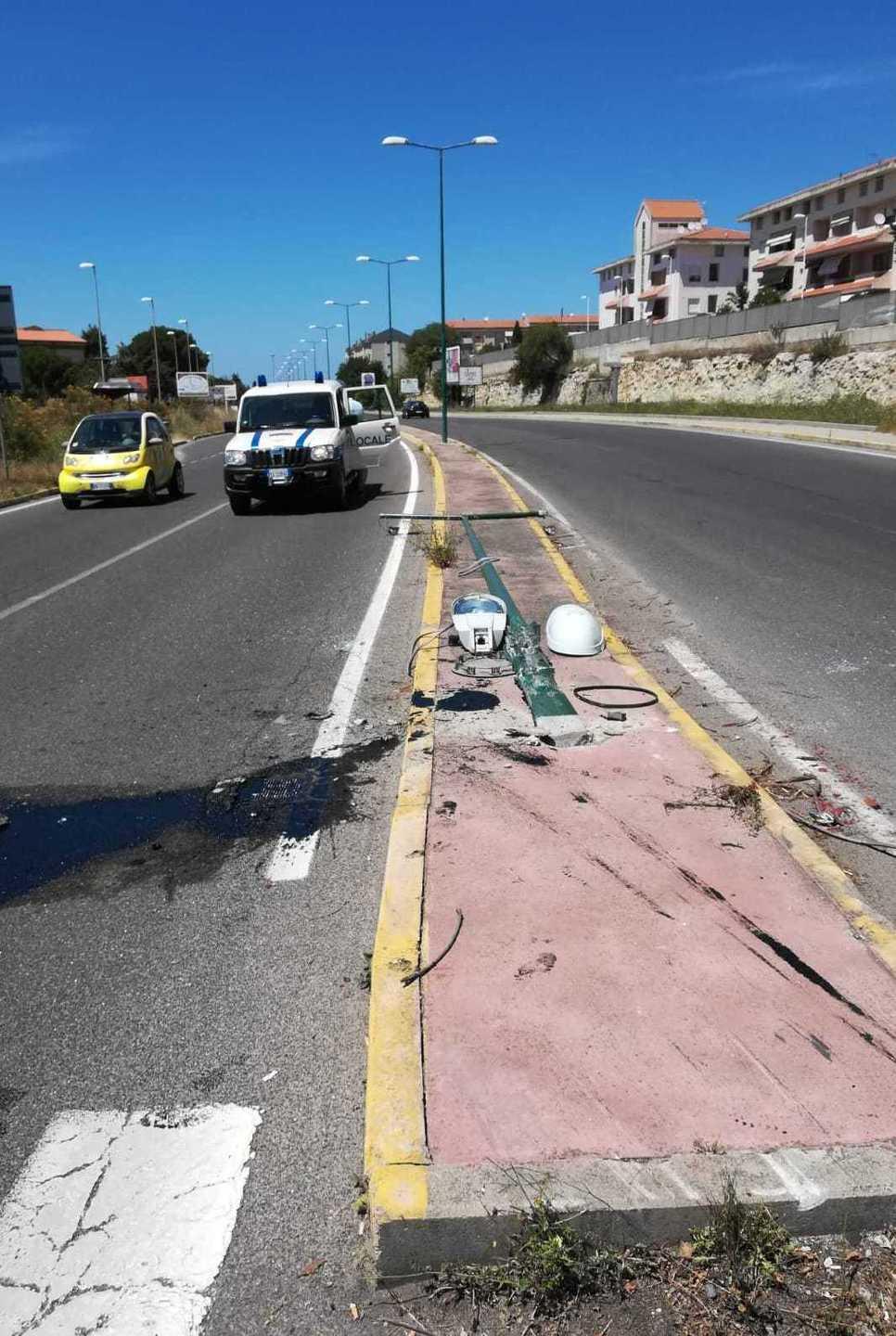 Scoppia una gomma e travolge un palo 