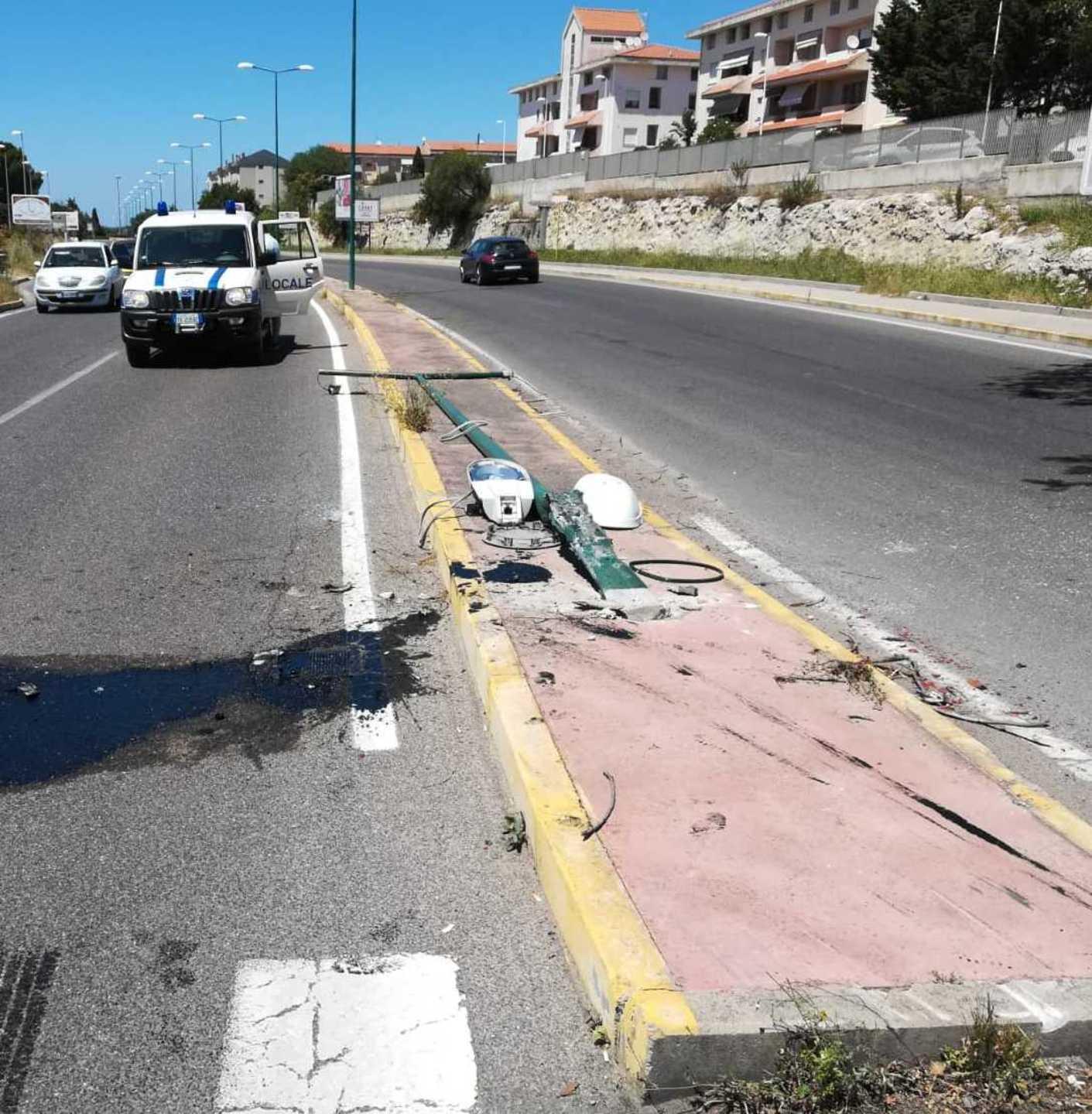 Perde il controllo della sua auto e abbatte un palo: illeso