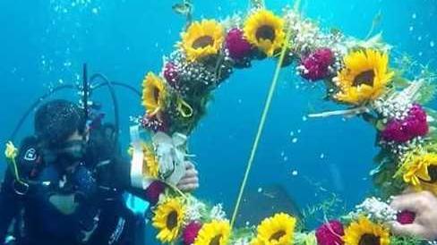 Processione di sub per portare i fiori alla Vergine degli Abissi