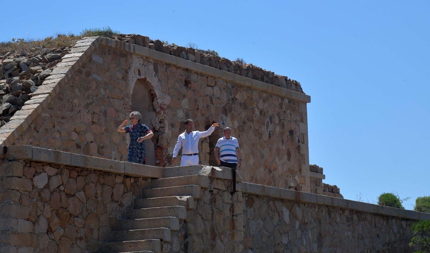 I cinesi conquistati dai fortini della Maddalena 