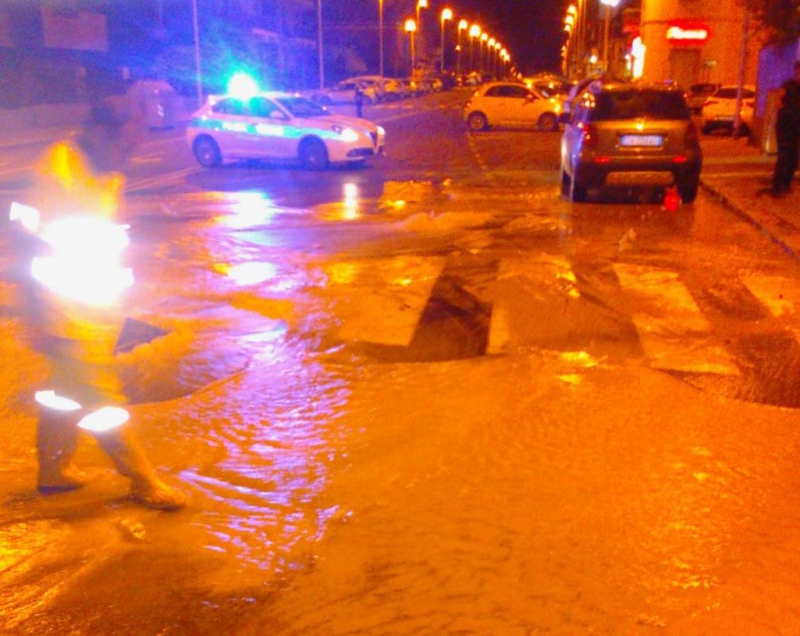 L'acqua in via Palestrina (foto Mario Rosas)