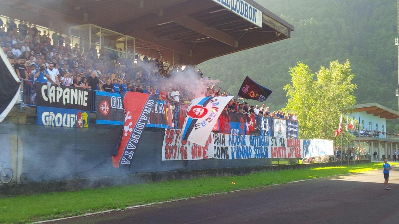 La tribuna dello stadio di Storo, dove il Pisa svolgerà il suo ritiro estivo