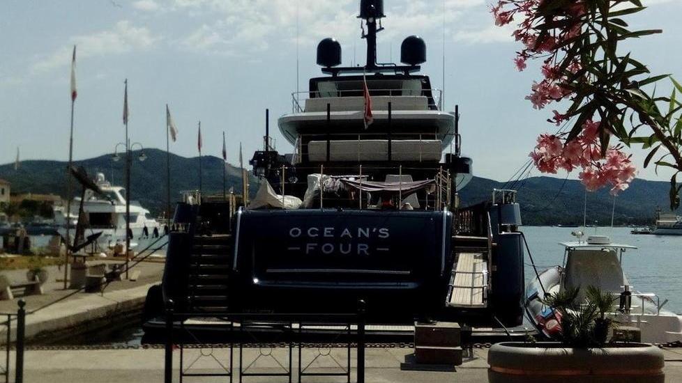 Elba, nella Darsena un altro superyacht